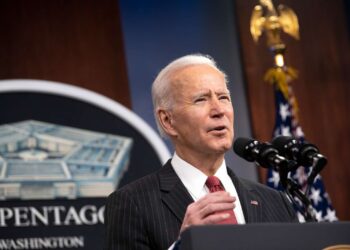  Biden Urges Republican Compromise as Talks Resume on US Debt Ceiling