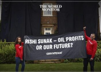 Environmental Activists Cover UK PM’s House in Black